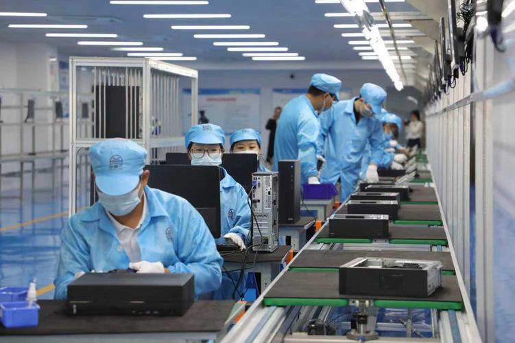 生产基地首批计算机下线，开启互联网数据服务新篇章